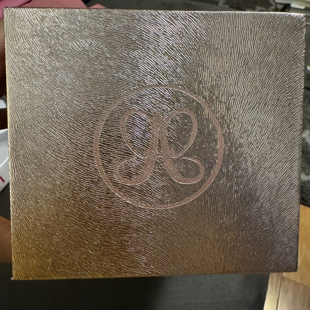 Anastasia Shimmering Gold Palette - Picture 3 of 8